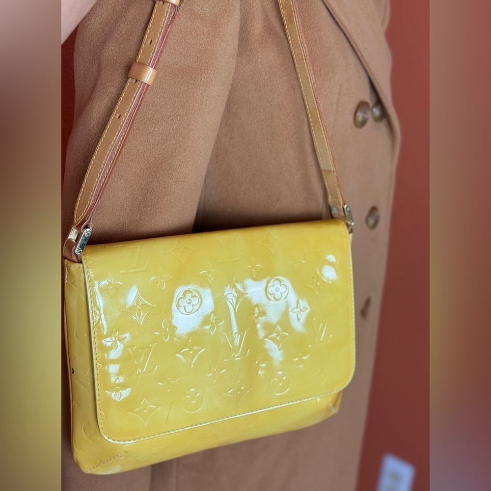LOUIS VUITTON VERNIS THOMPSON STREET SHOULDER BAG BEIGE/YELLOW - Picture 9 of 16